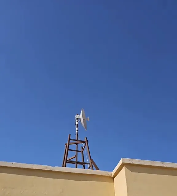 أنتينا ربط لاسلكي مركبة على برج فوق مبنى